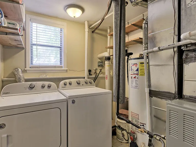 1306 Woodcrest Ct — Photo 18
