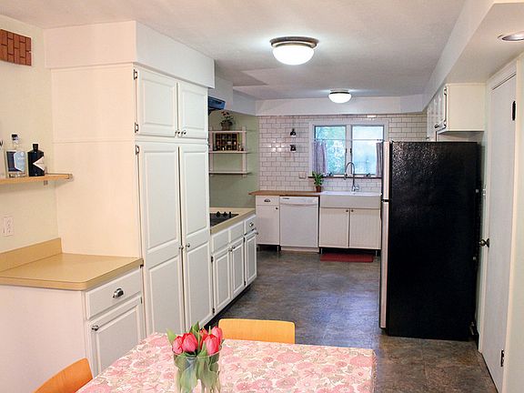 Huge kitchen : Kitchen is big and bright with plenty of natural light.