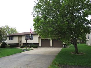 605 4th St E, Newhall, IA 52315