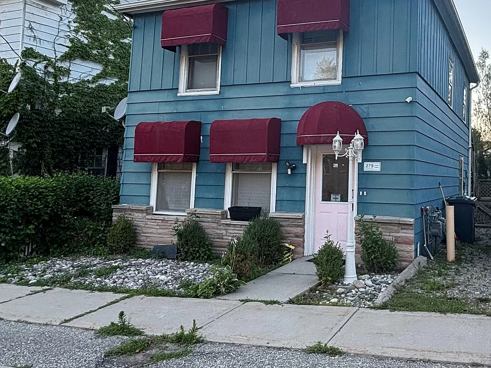 279 Charlotte St #UPPER