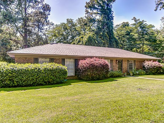 2nd image of 701 Blossom Ln