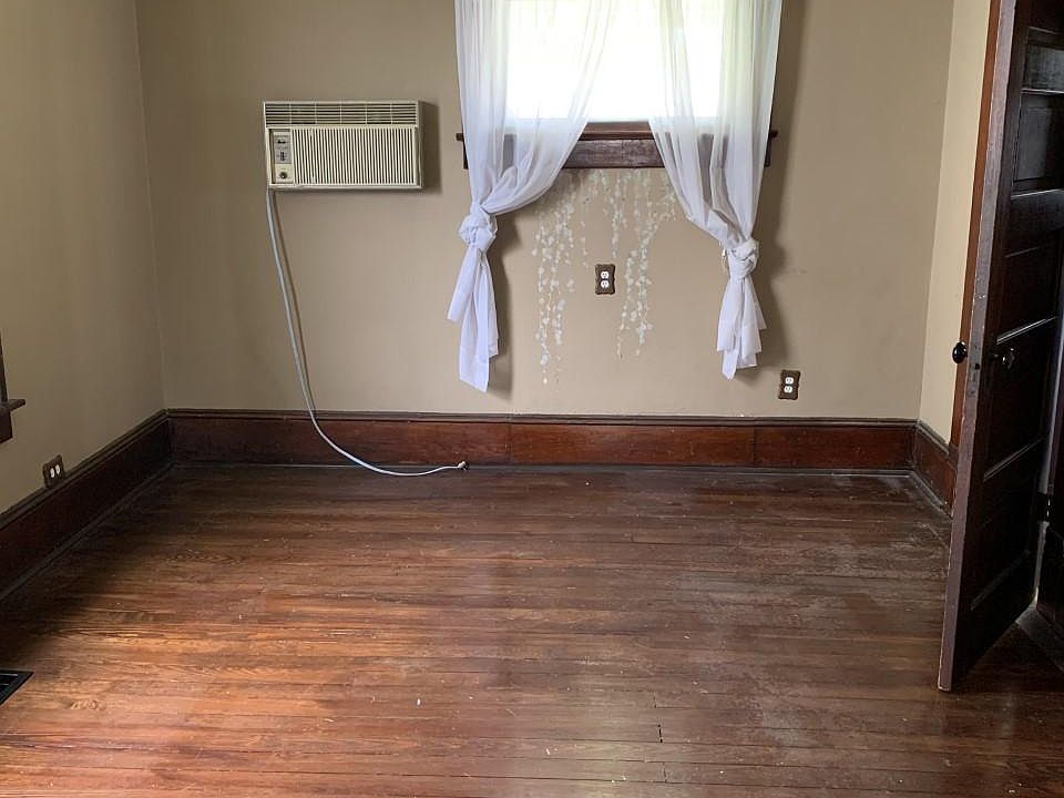 1st image of 132 E Wilson Ave