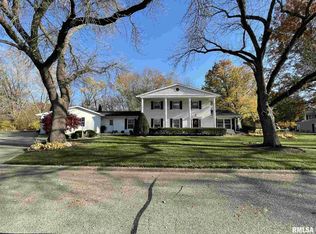 11 Fairway Rd, Galesburg, IL 61401