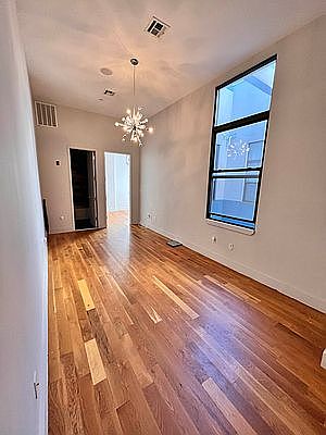 4th image of 374 Kosciuszko St #315