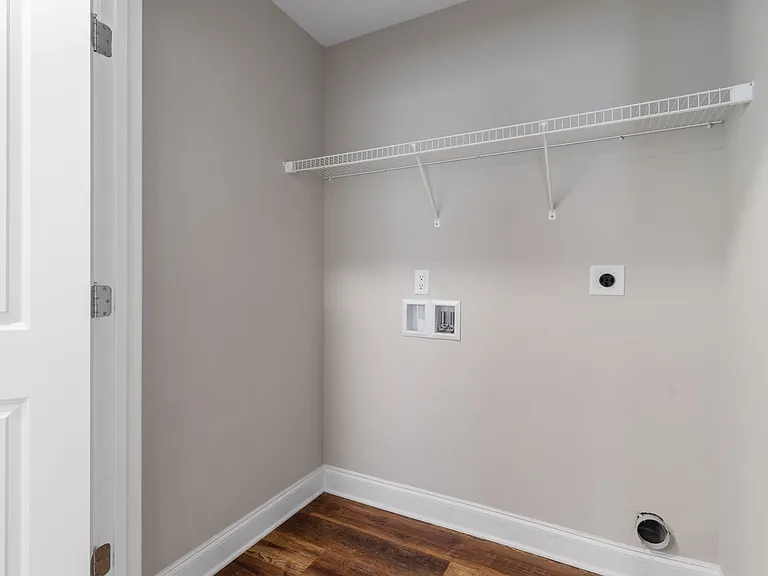 Washer/Dryer Hookups