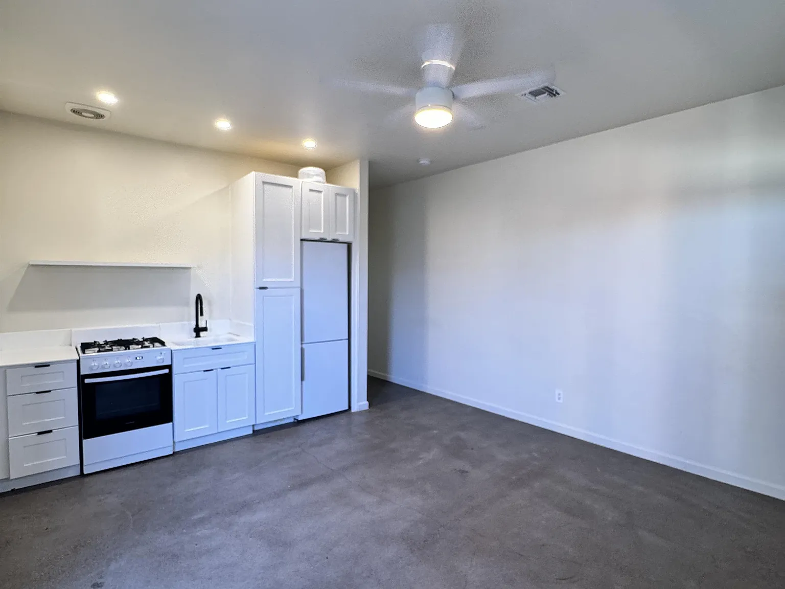 3342 N 17th Ave — Photo 3