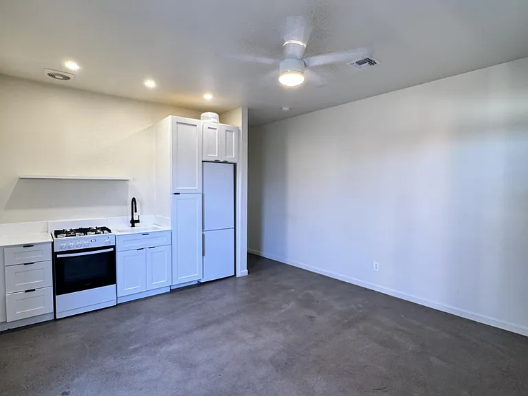 3342 N 17th Ave — Photo 3