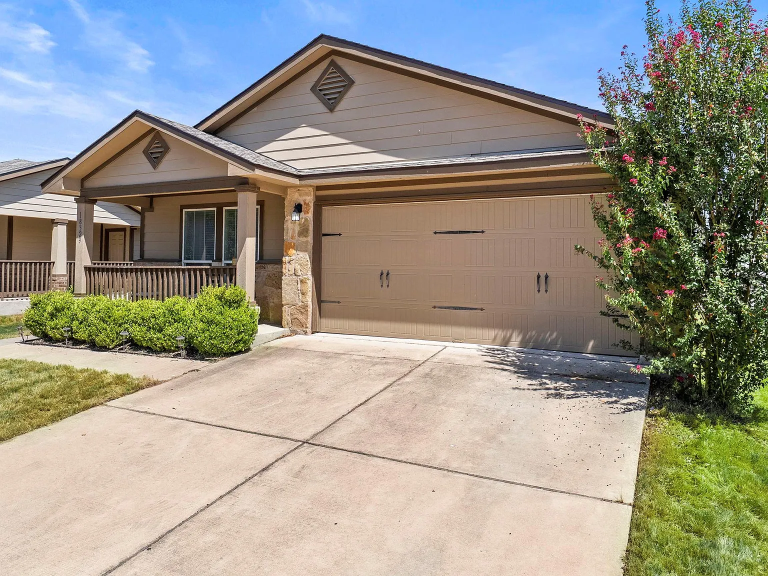 3 bed, 2.0 bath, 1400 sqft, $2,200 — Photo 3