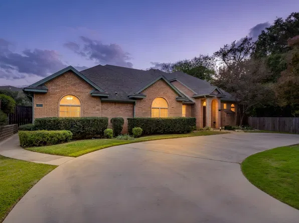 1813 W Wall St, Grapevine, TX 76051