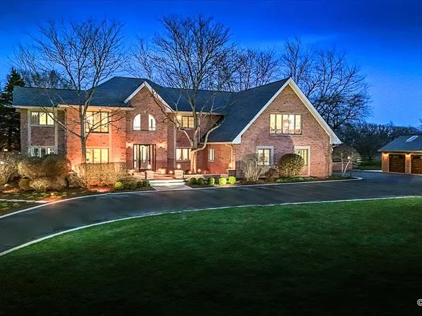 8 Moate Ln, Barrington, IL 60010