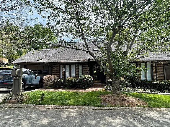 400 Chadbourne Ct — exterior photo