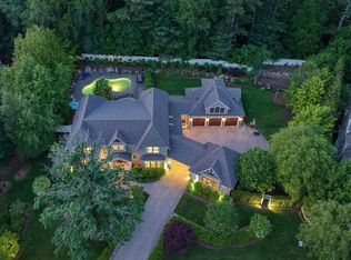 4 Abbott Ln, Bedford, MA 01730