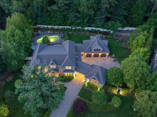 4 Abbott Ln, Bedford, MA 01730