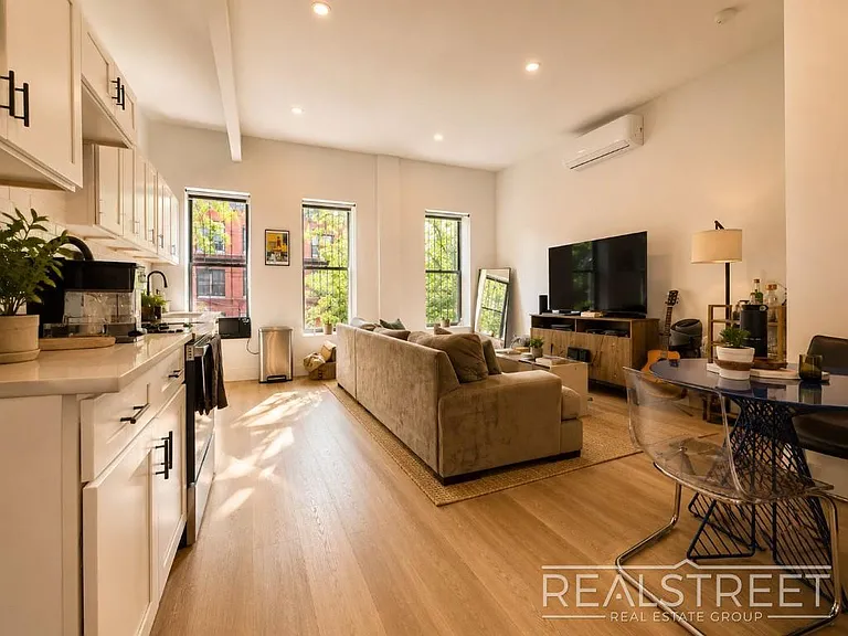 350 Vernon Ave #3 — Photo 1