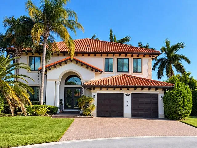 5 bed, 4.0 bath, 3945 sqft, $11,775 — Photo 2