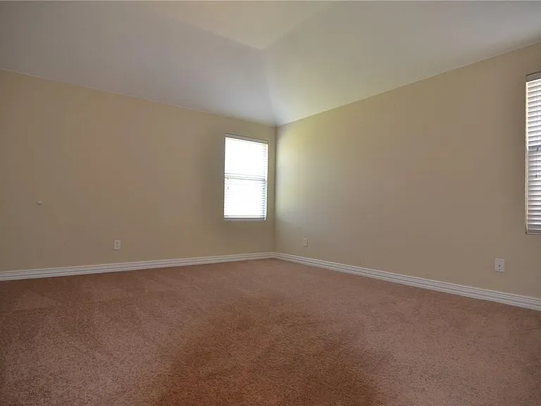 913 Fleming St — Photo 9