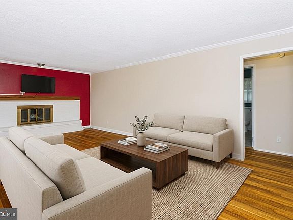 4th image of 490 Pine Ridge Cir