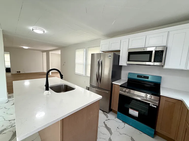 1409 Lawrence Ave — Photo 13