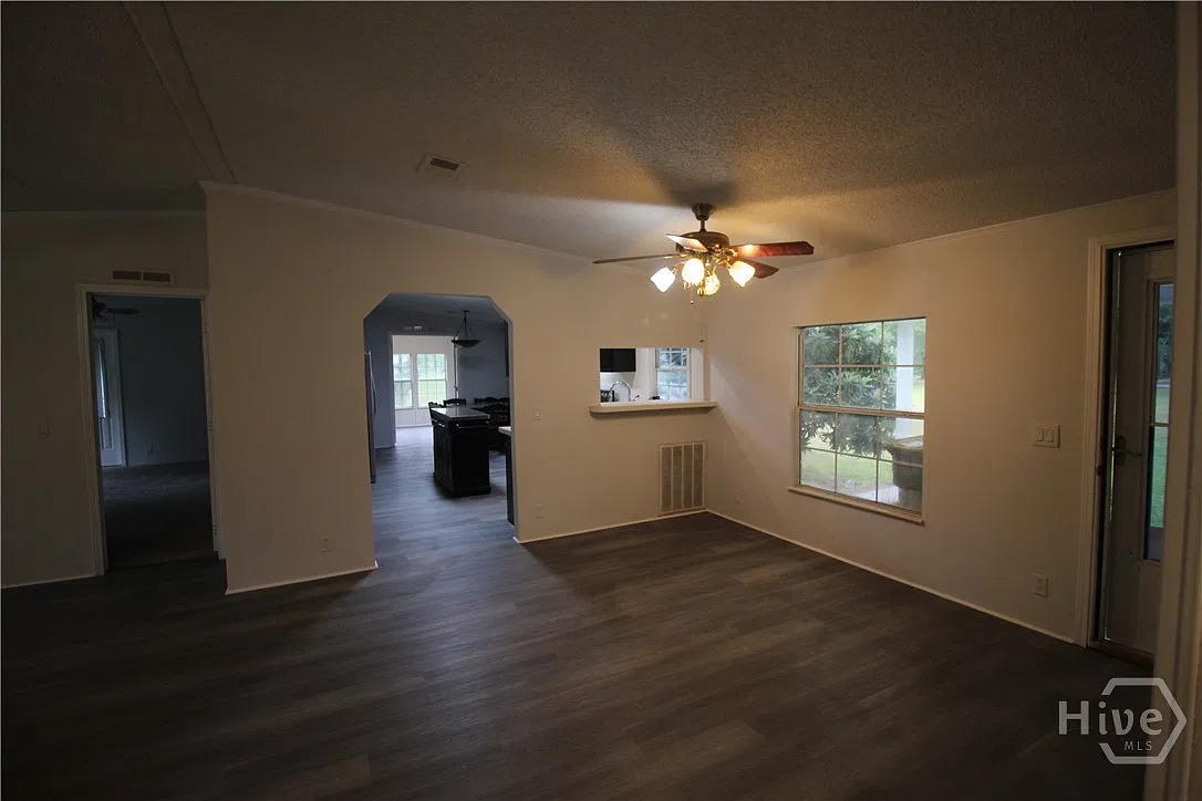 3 bed, 2.0 bath, 1904 sqft, $4,000 — Photo 3