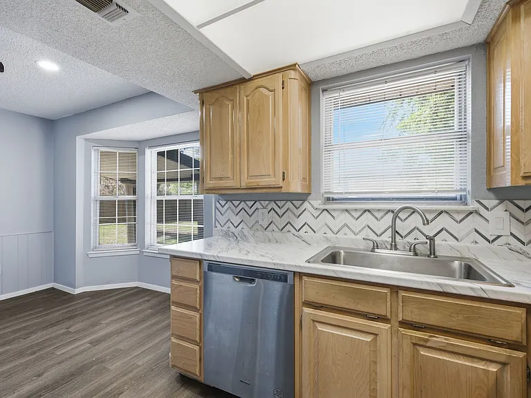 512 Sussex Dr — Photo 8