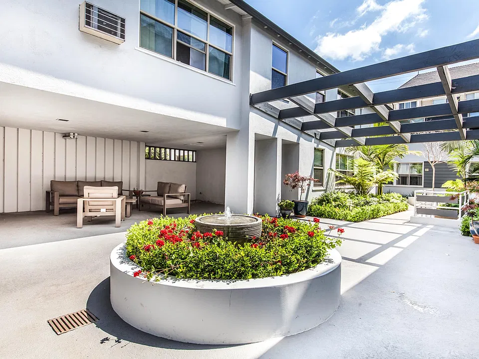 Courtyard Fountain and Lounge