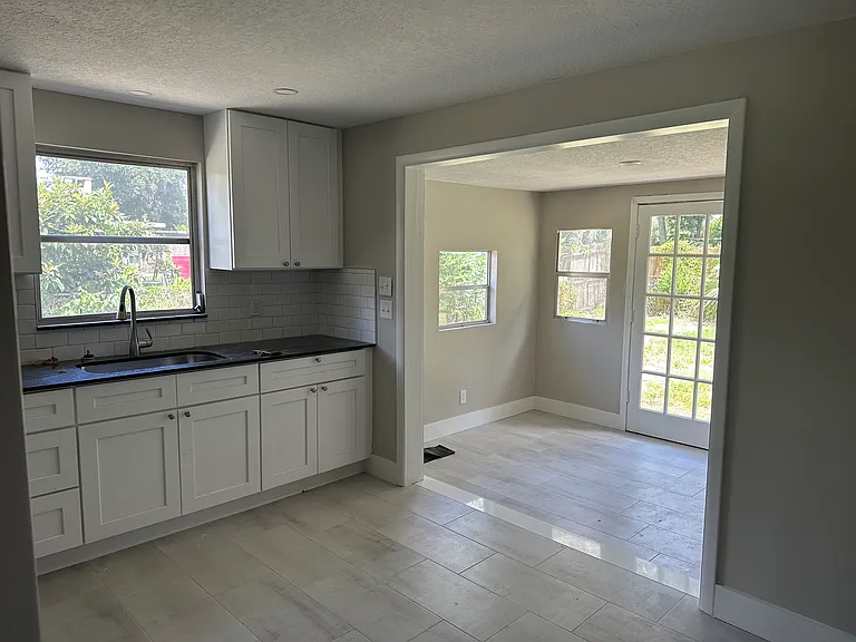 170 Parkwood Dr W — Photo 5