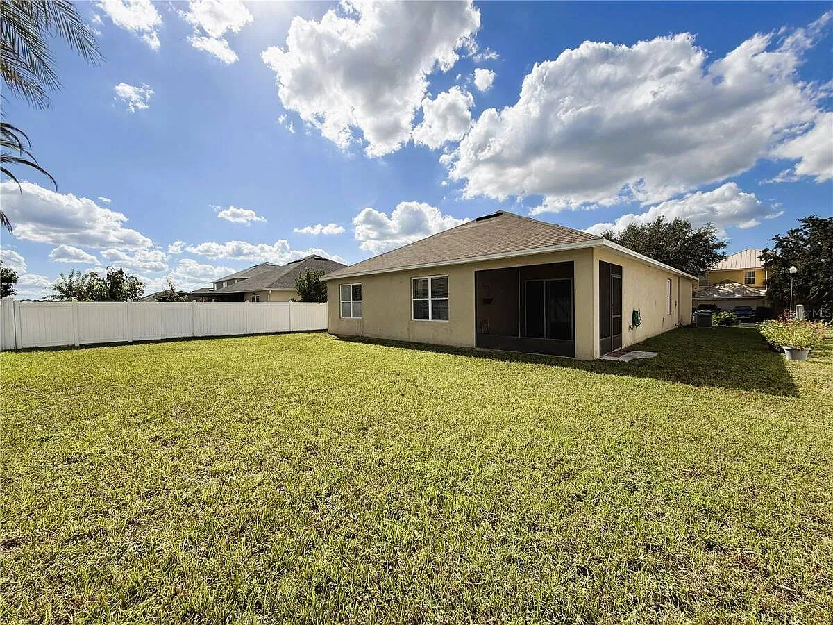 4 bed, 2.0 bath, 1851 sqft, $2,295 — Photo 3
