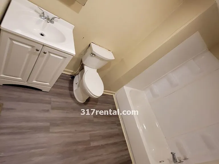 2403 N Oxford St — Photo 5