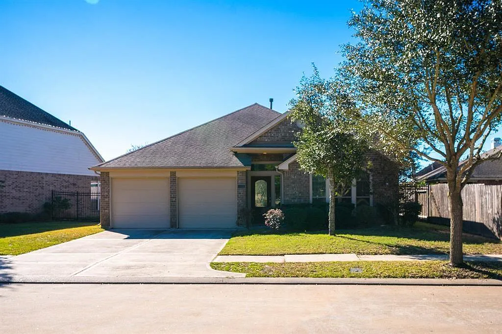 4 bed, 2.0 bath, 2200 sqft, $2,300 — Photo 2