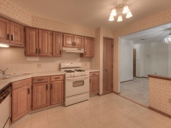 5th image of 643 South St APT 204