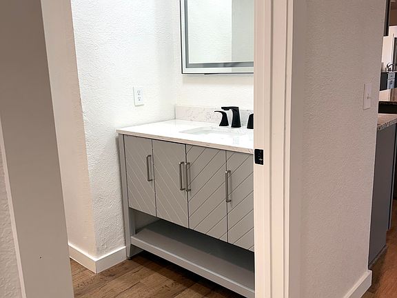 Full bath off of kitchen