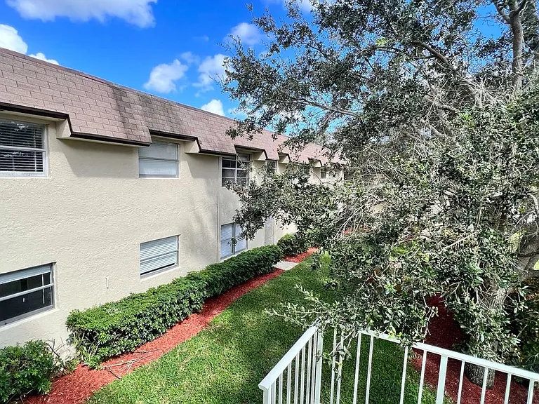 Lakeview Apartments - 5911 SW 41 St — Photo 8