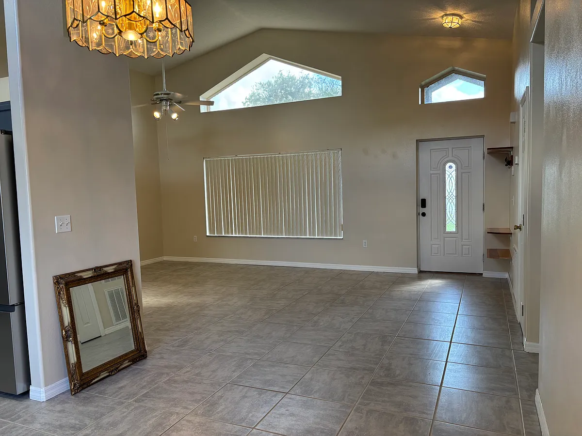 Building Photo - 707 Altura Dr