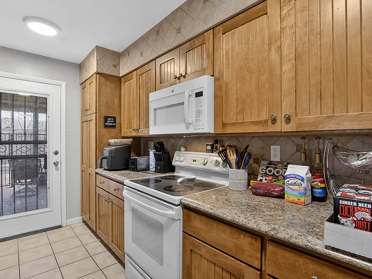 123 E Erie Dr — Photo 33