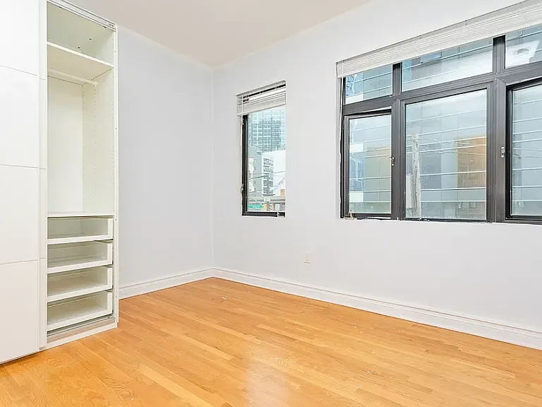 2620 Jackson Ave #3B — Photo 5