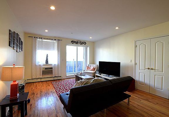 4th image of 569 Warren St #304