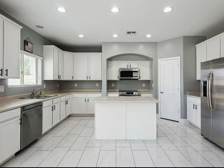 10231 W Raymond St — Photo 4