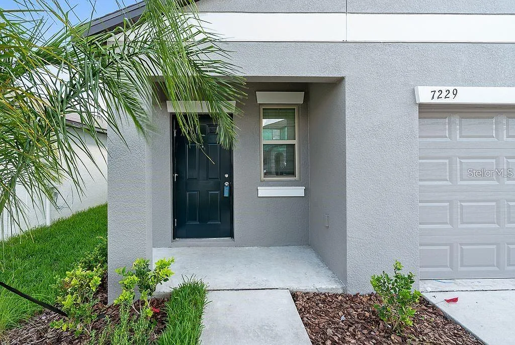 4 bed, 2.5 bath, 1914 sqft, $2,100 — Photo 2
