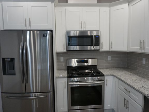 4th image of 137 Oxford Ave #1