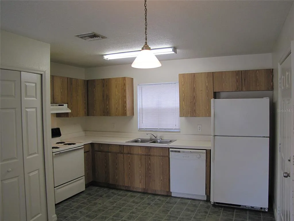 3 bed, 2.0 bath, 990 sqft, $2,200 — Photo 3