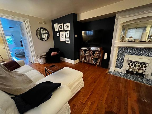 2nd image of 1732 Green St APT 1R