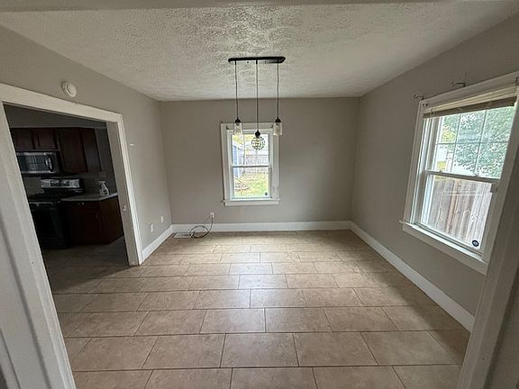 5th image of 940 S Twyckenham Dr