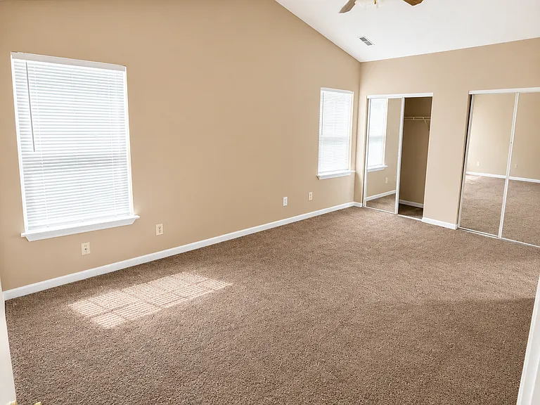 902 Camelot Ct — Photo 6