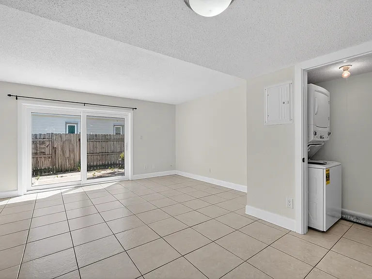437 N Oleander Ave — Photo 11