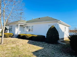 1 S Saint Clair St, Altamont, IL 62411