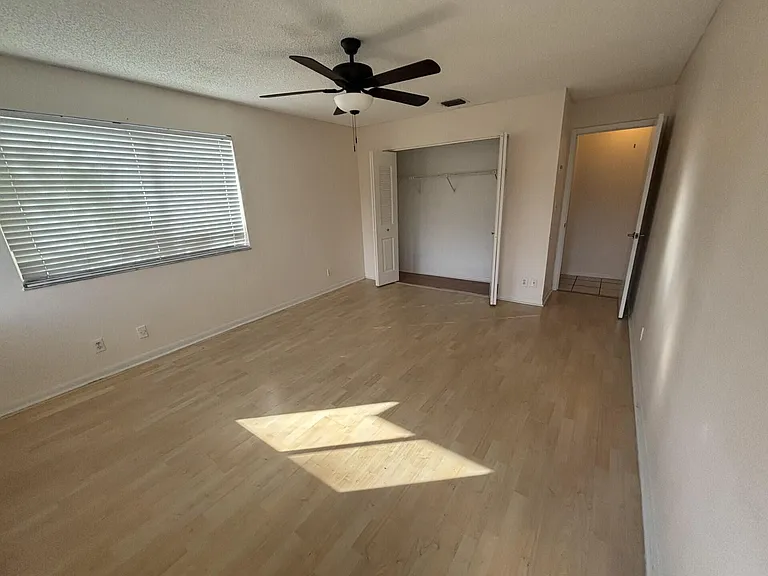 110 SE 7th St #5 — Photo 11