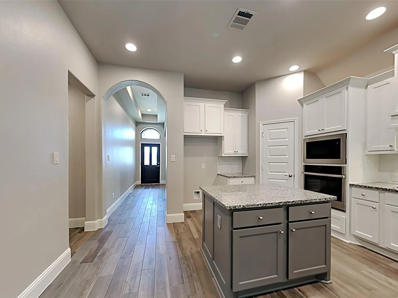 3 bed, 2.0 bath, 2001 sqft, $2,700 — Photo 3