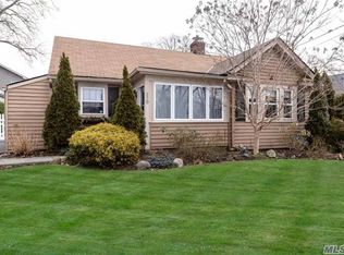 230 Marcellus Rd, Mineola, NY 11501