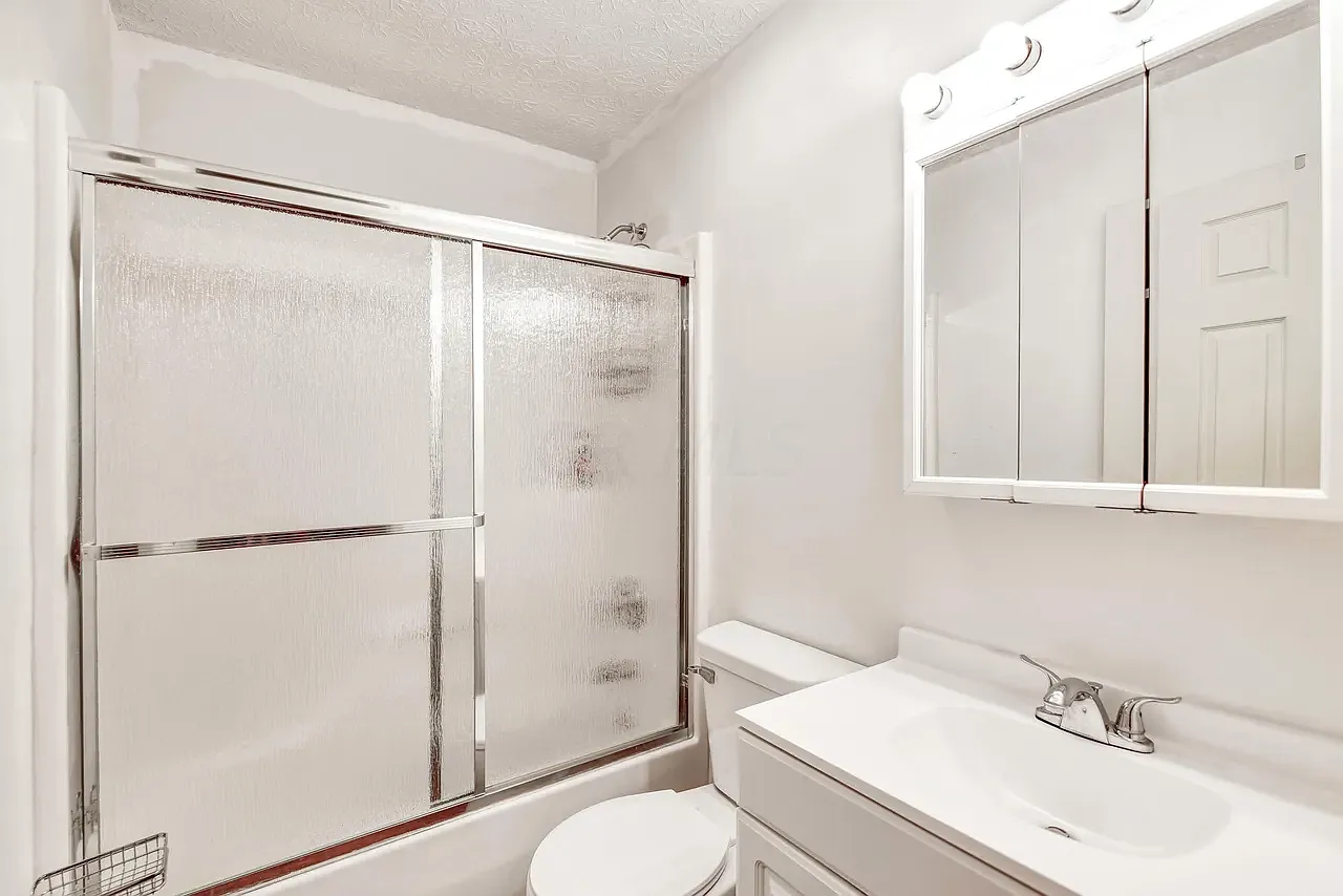 3 bed, 984 sqft, $1,988 — Photo 3