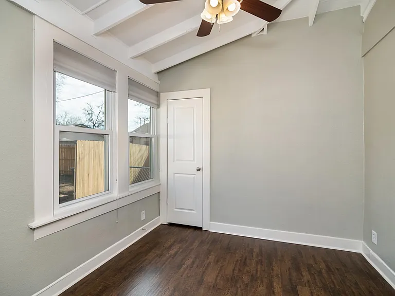 1817 Tremont Ave — Photo 11